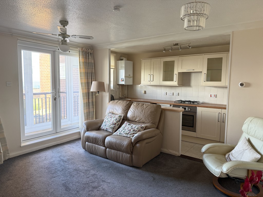 Lot: 131 - WELL PRESENTED GROUND FLOOR FLAT WITH SEA VIEWS - Living room with open plan kitchen